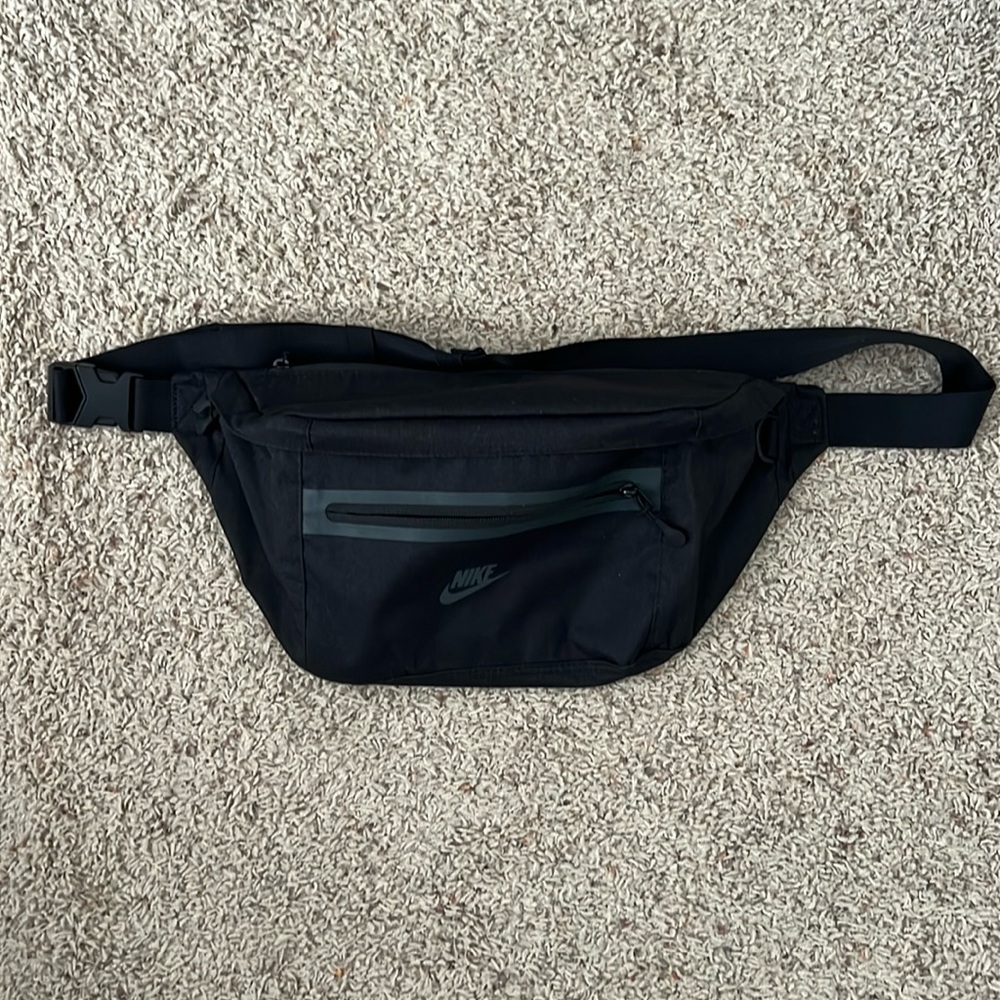 Black Nike Elemental Fanny Pack